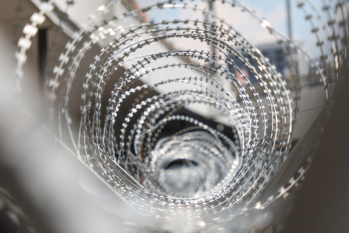 Осужденный за насилие над девочкой-мигрантом несколько часов бродил вокруг тюрьмы.