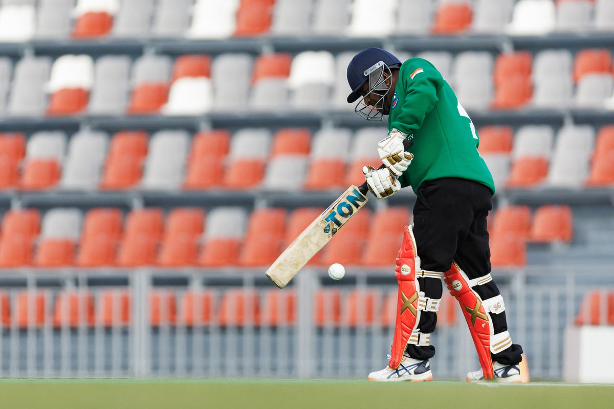 17-летний крикетист трагически скончался после удара мячом в шею.