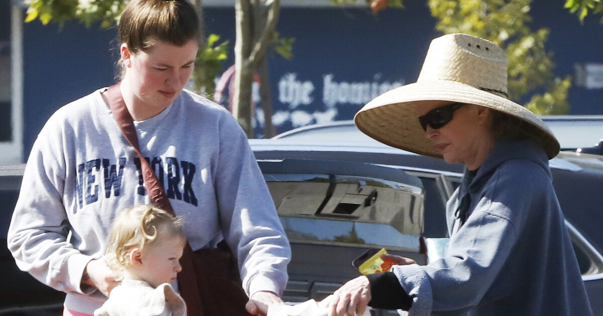 Айрленд Болдуин появилась на публике с мамой Ким Бейсингер и дочерью после заявления о «токсичных родственных отношениях».