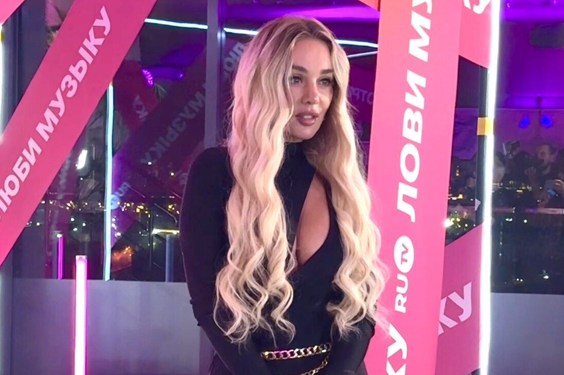 Анна Седокова появилась на мероприятии в облегающем комбинезоне с глубоким декольте.