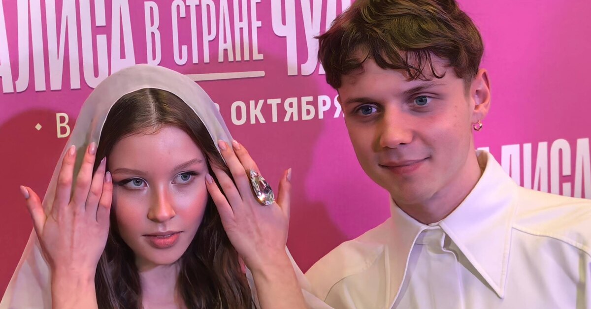 Анна Пересильд вместе с Ваней Дмитриенко, родителями и сестрой была замечена на публике.
