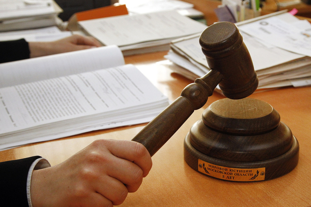 Полицейский вымогал деньги у владельца кальянной из-за проступка его работника.