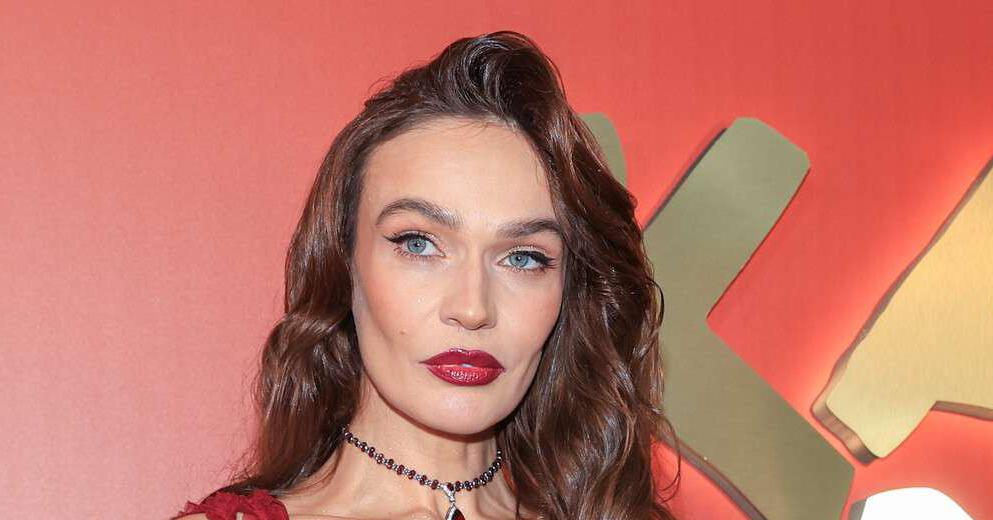 Водонаева прокомментировала откровенный наряд Сидни Суини.