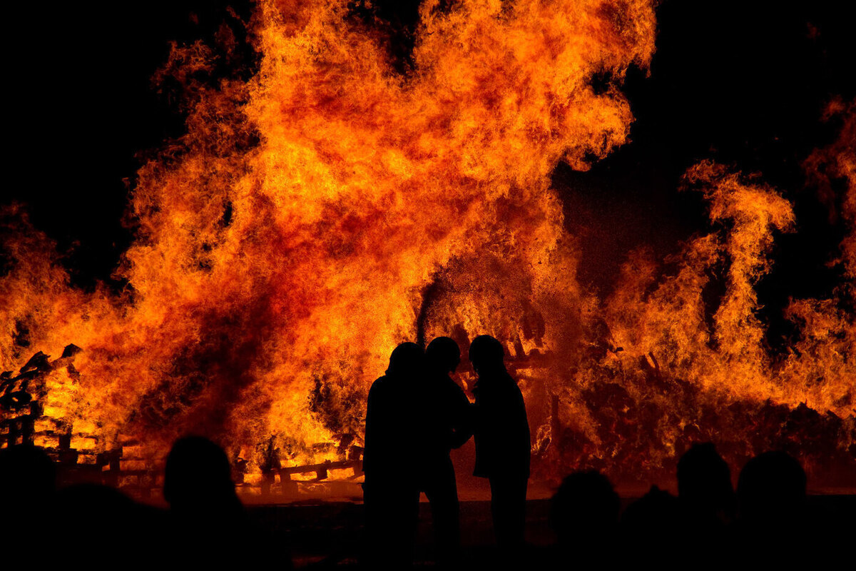 Женщины могут погибнуть в огне в доме, атакованном ВСУ.