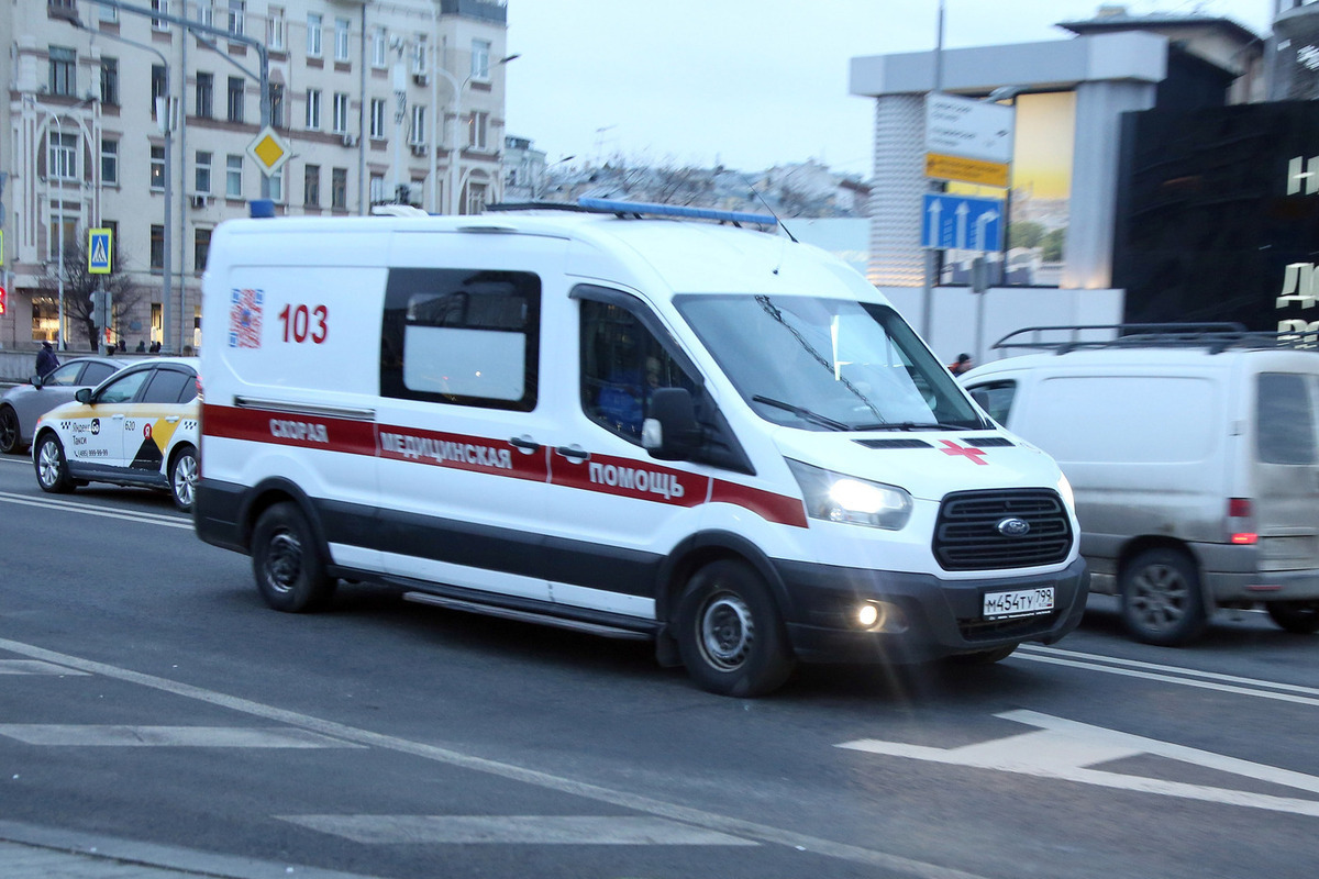 Мужчина умер, упав из окна гостиницы на юго-западе столицы.