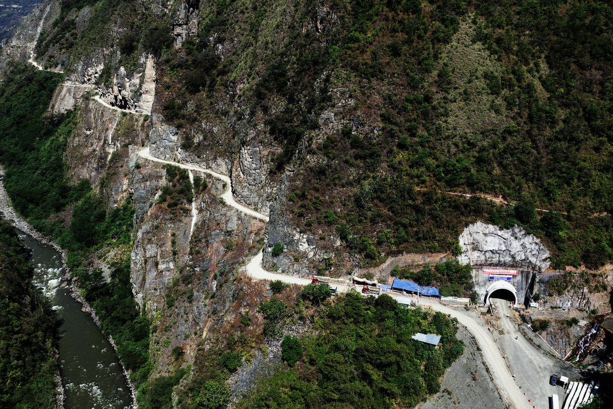 В Венесуэле в результате обрушения шахты для добычи золота погибли 14 человек.