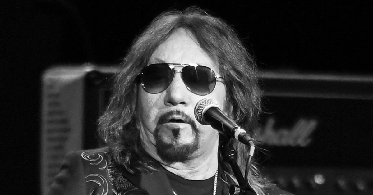 Погиб в результате падения в студии сооснователь и гитарист рок-группы Kiss Эйс Фрейли.