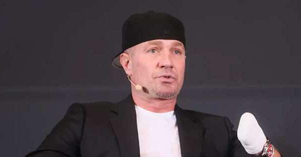 Костомаров рассказал о своих достижениях в плавании.