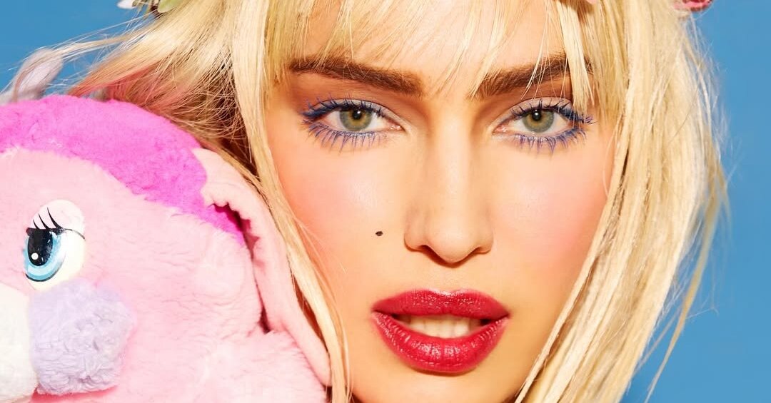 Ирина Шейк примерила блондинистый парик и оголила грудь, став похожей на известную актрису фильмов для взрослых.