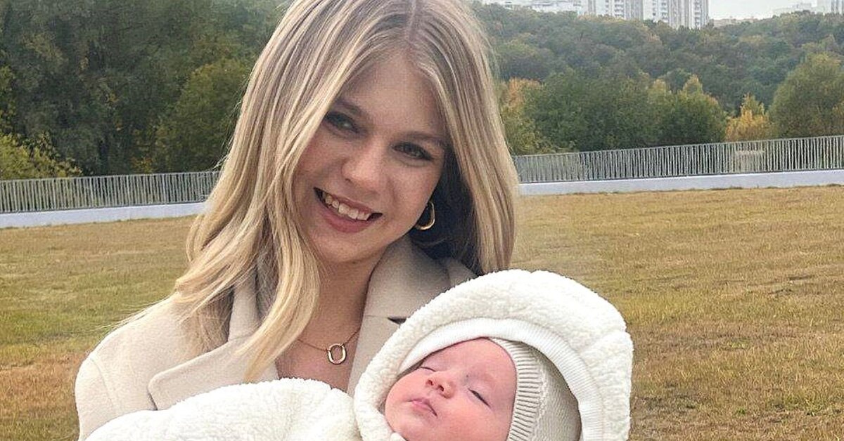 Александра Трусова нежно исполнила песню популярной группы «Гости из будущего» для своего маленького сына.