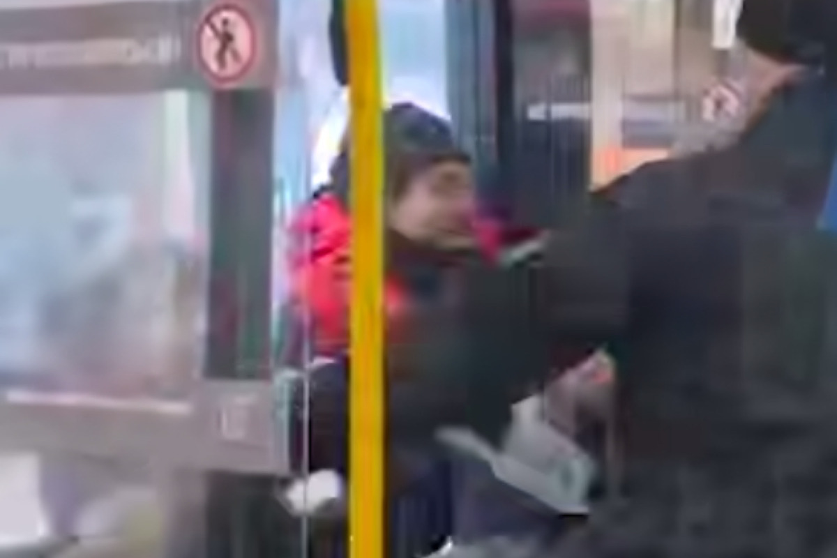 Беременная вызвала конфликт между мужчинами в троллейбусе.