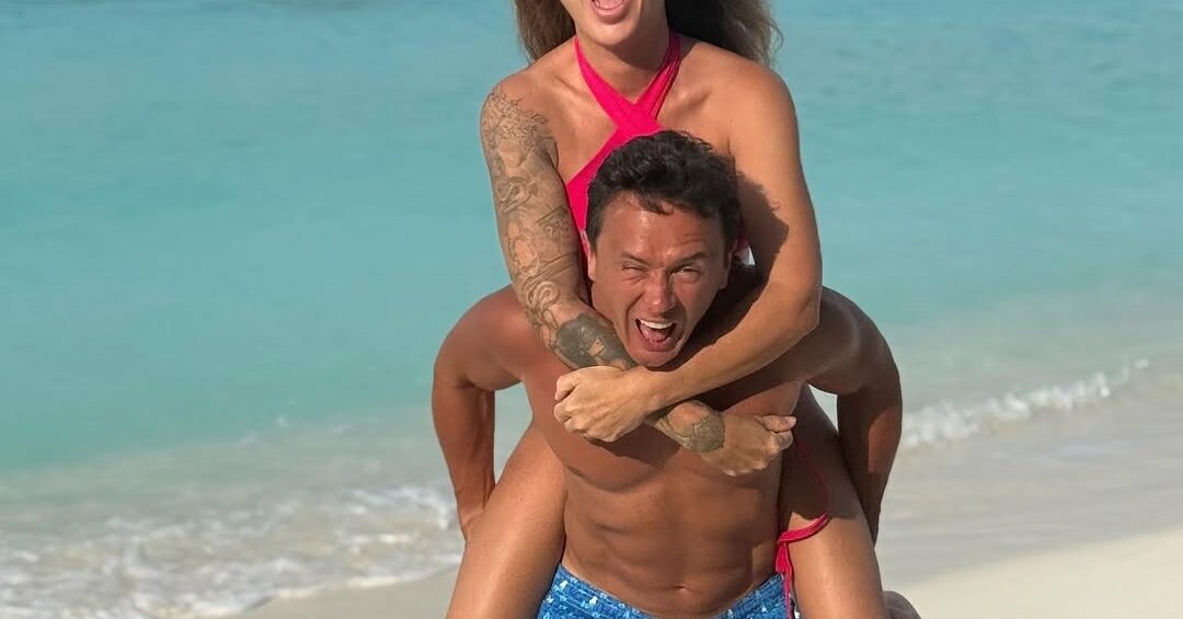 Илья Соболев поделился снимками и видео с отдыха на пляже с супругой.
