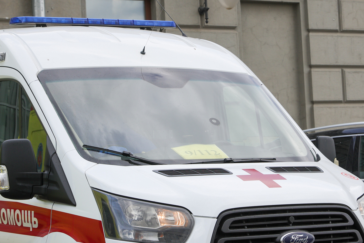 ВСУ нанесли удар по автомобилю в российском регионе, один человек пострадал.