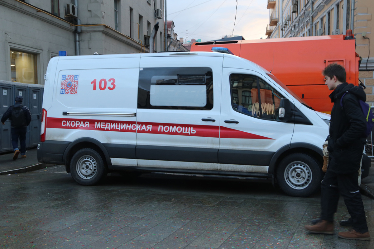 Медикам, которые ехали на помощь, самой понадобилась поддержка после столкновения с автомобилем.