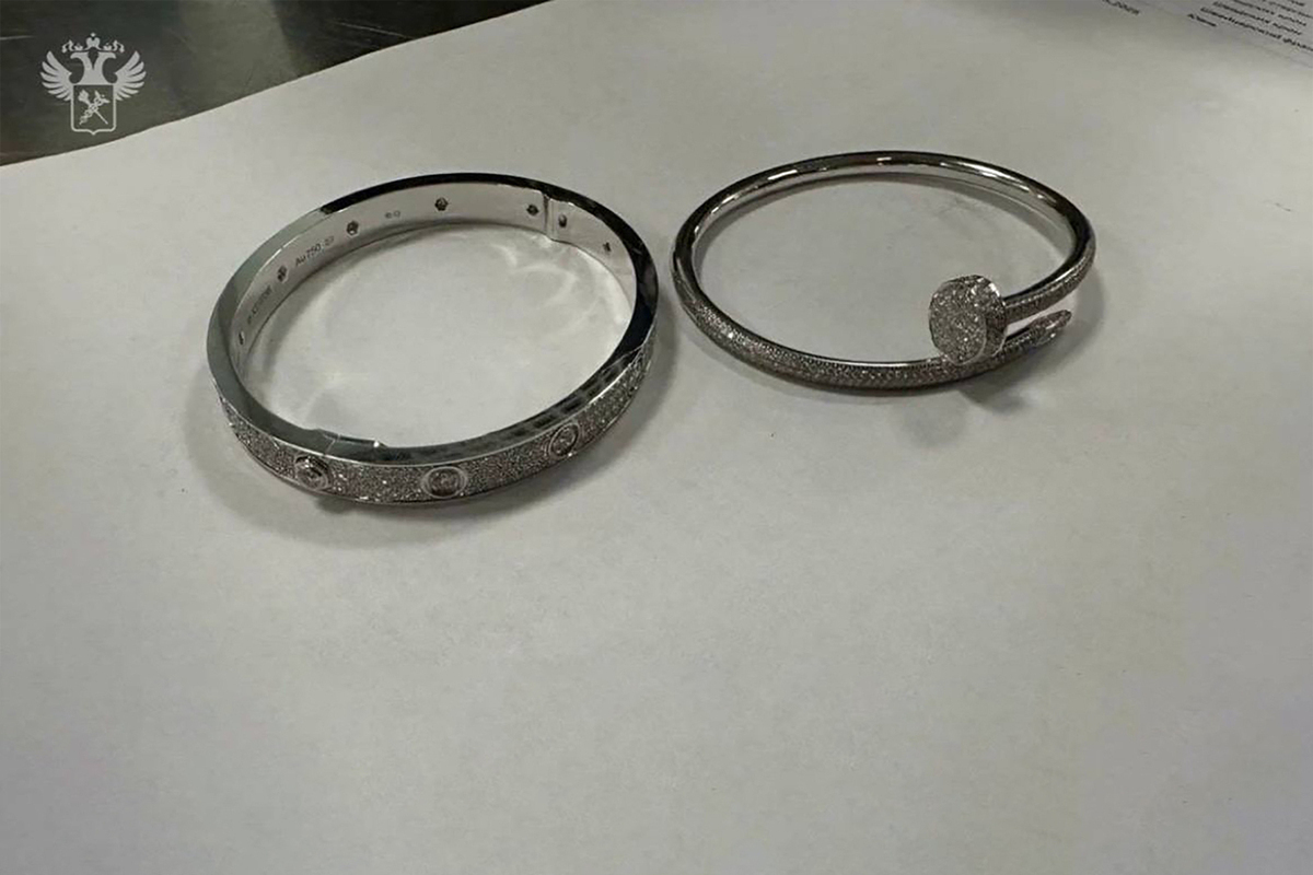 Россиянин пытался скрыть браслеты на сумму 2 миллиона в своей обуви.