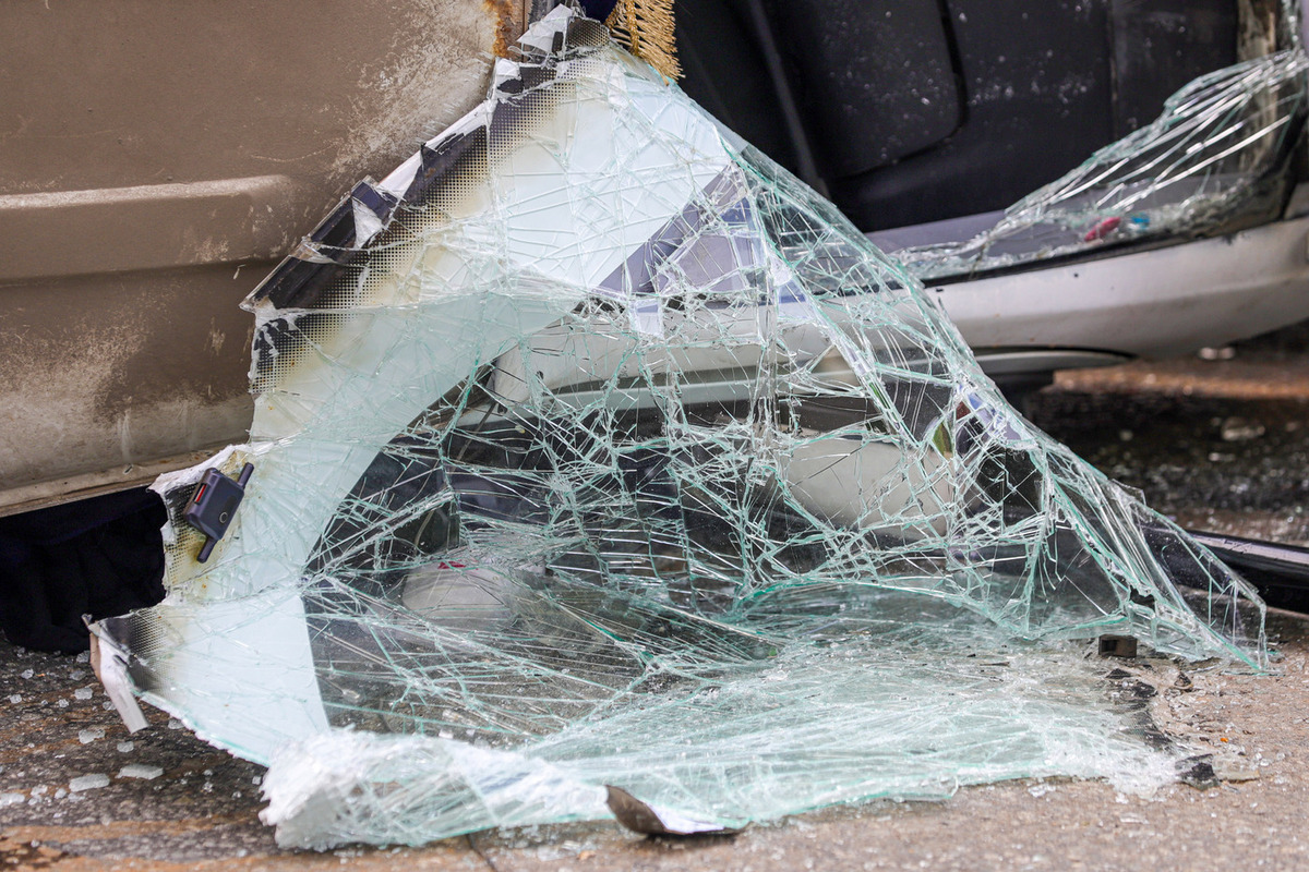 Два человека погибли: лишённый прав водитель врезался в 11 машин.