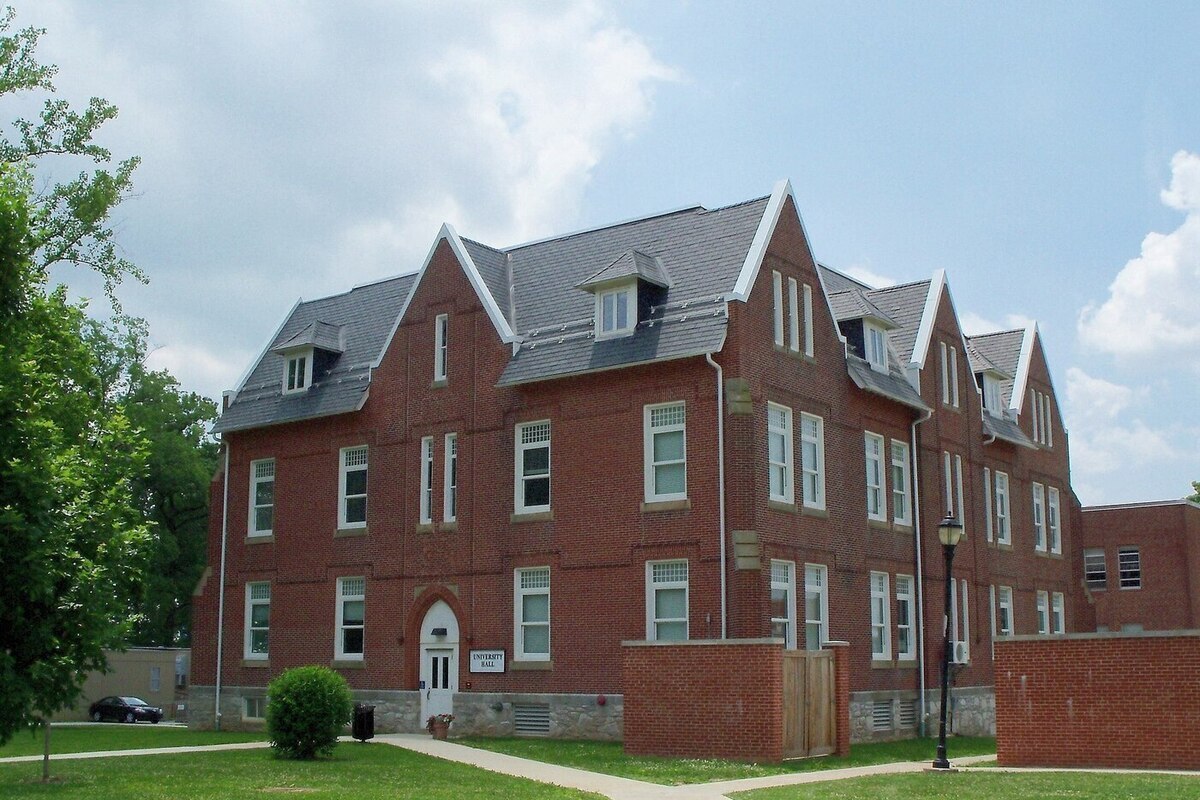 На встрече выпускников университета случилось кровопролитие.