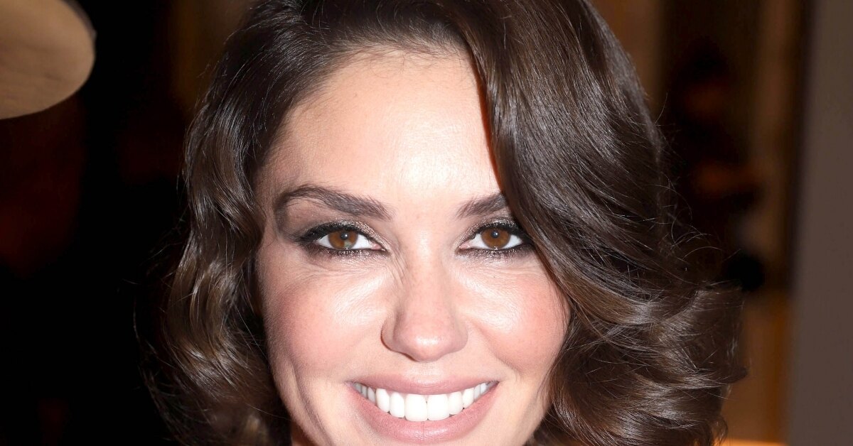 Беременная Агата Муцениеце продемонстрировала выросший животик в топе.