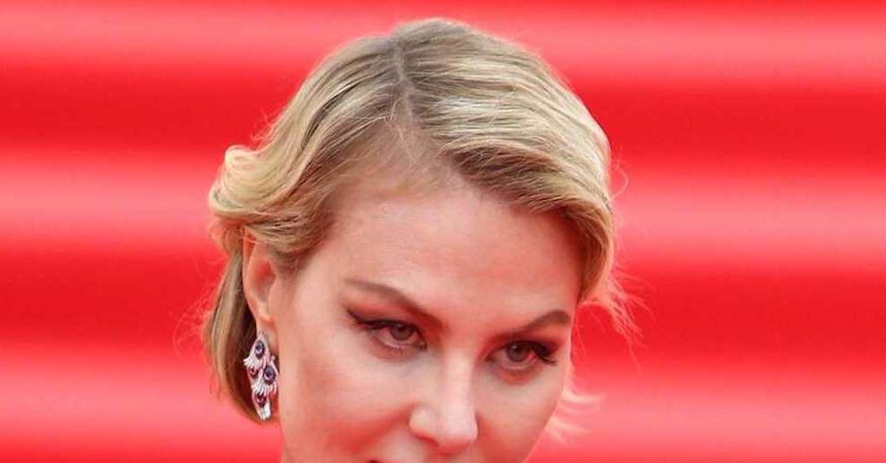 Рената Литвинова удивила поклонников нарядом из бюстгальтеров.