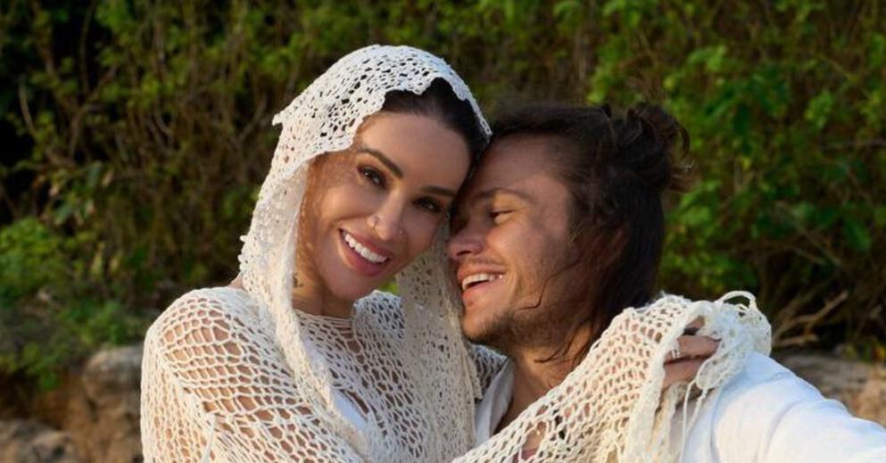 Жених Айзы получил "одобрение" на свадьбу от ее семьи.