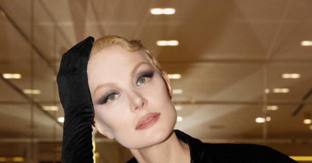 Рената Литвинова продемонстрировала наряд с квадратными плечами.