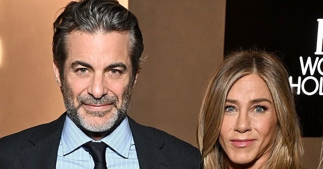 Дженнифер Энистон в облегающем наряде впервые появилась на публике с новым партнером.