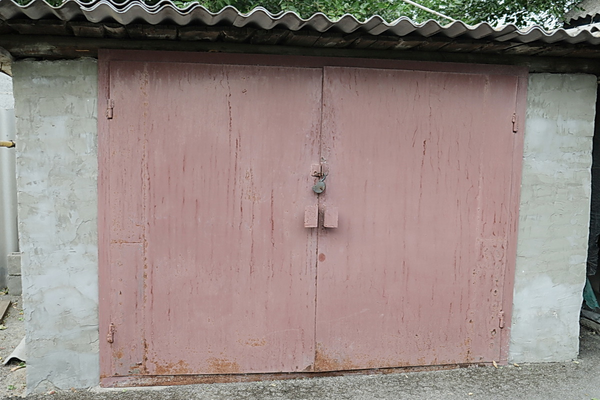 В российском городе в гараже обнаружены несколько мертвых тел.