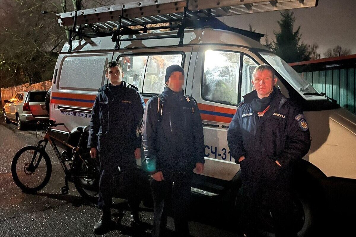 В Подмосковье спасатели провели курьера из леса.