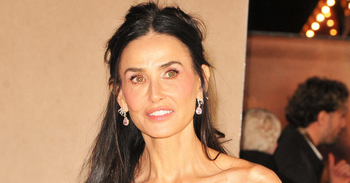 Деми Мур в прозрачном платье с открытыми плечами посетила премьеру в Лондоне.