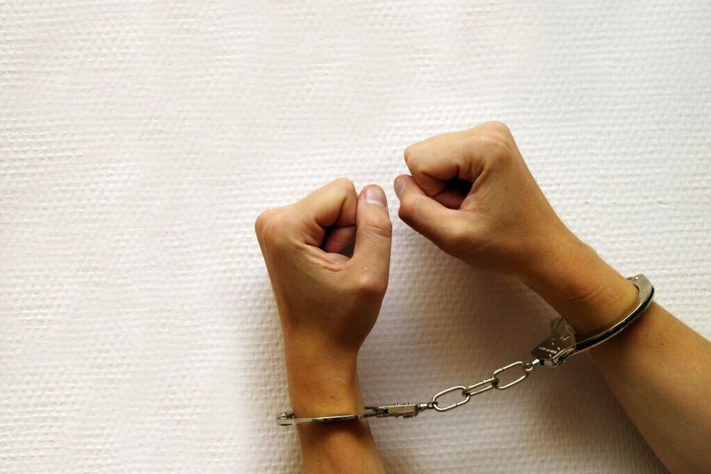 Россиянин врезался в вестибюль метро на иномарке и покинул место происшествия.