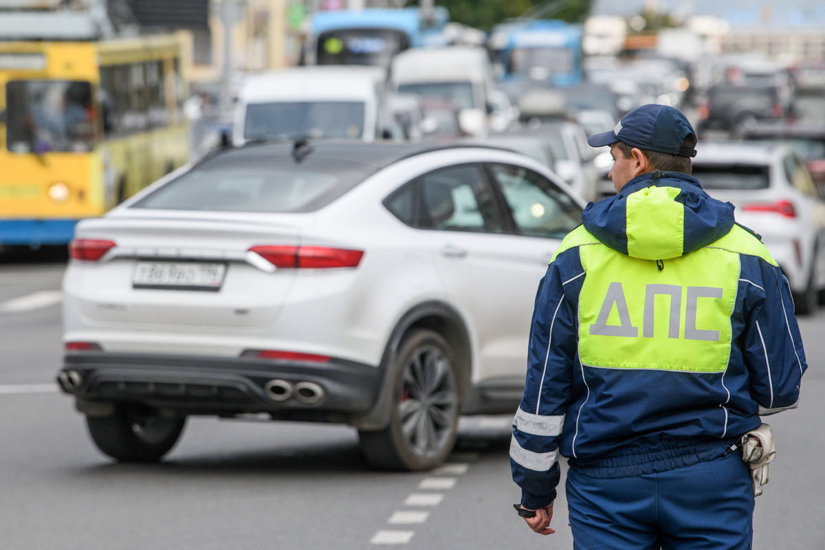 Машина въехала на террасу кафе во время фестиваля в Выборге.