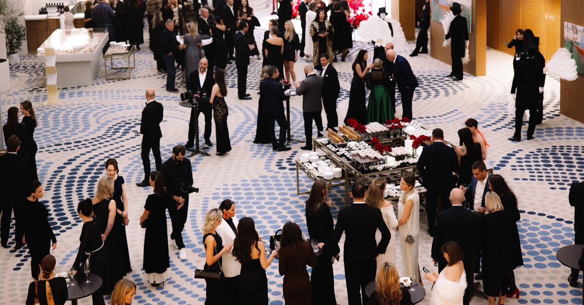 Алена Бабенко, Лера Кудрявцева, Евгений Бороденко и другие участники благотворительного бала в Сириусе.