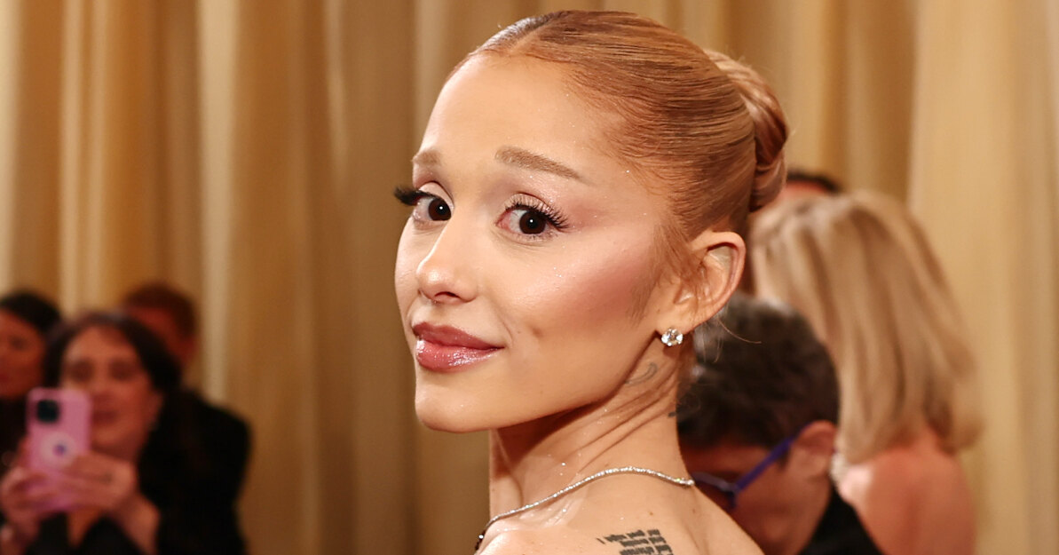 Ариана Гранде подверглась нападению на премьере фильма в Сингапуре.