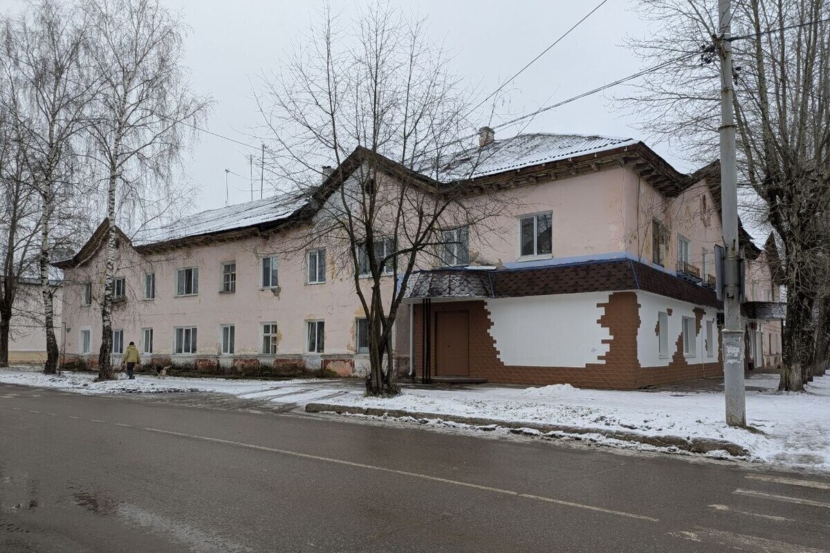 Перекрытия двухэтажного жилого дома обрушились в одном из российских городов.