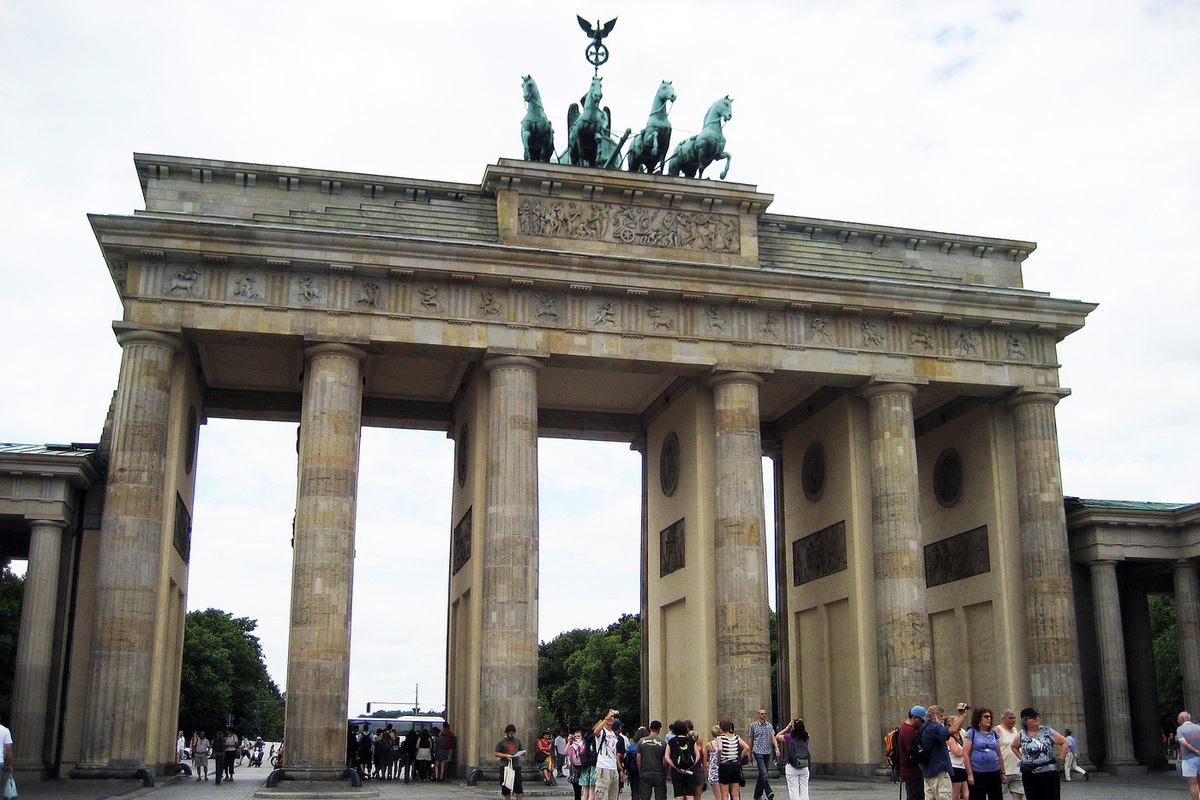 В Германии произошло ДТП с школьным автобусом, в результате которого пострадали десятки детей.