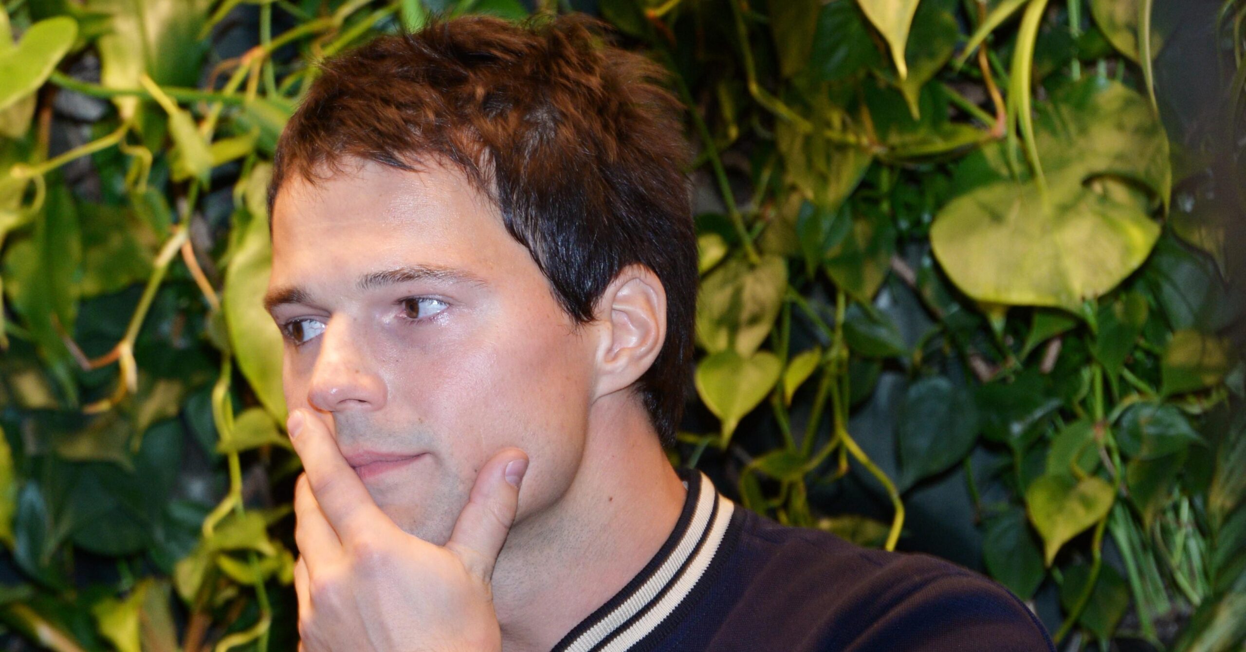 Козловский наслаждается временем с пятилетней дочкой на берегу океана.