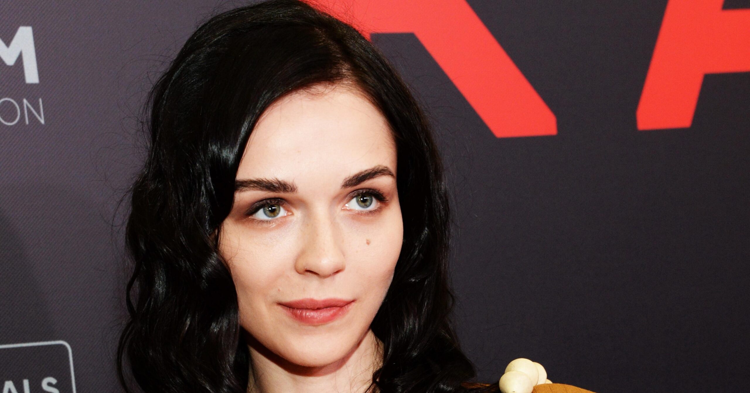 Актриса Софья Синицына появилась на красной дорожке вместе с дочерью от Павла Табакова.