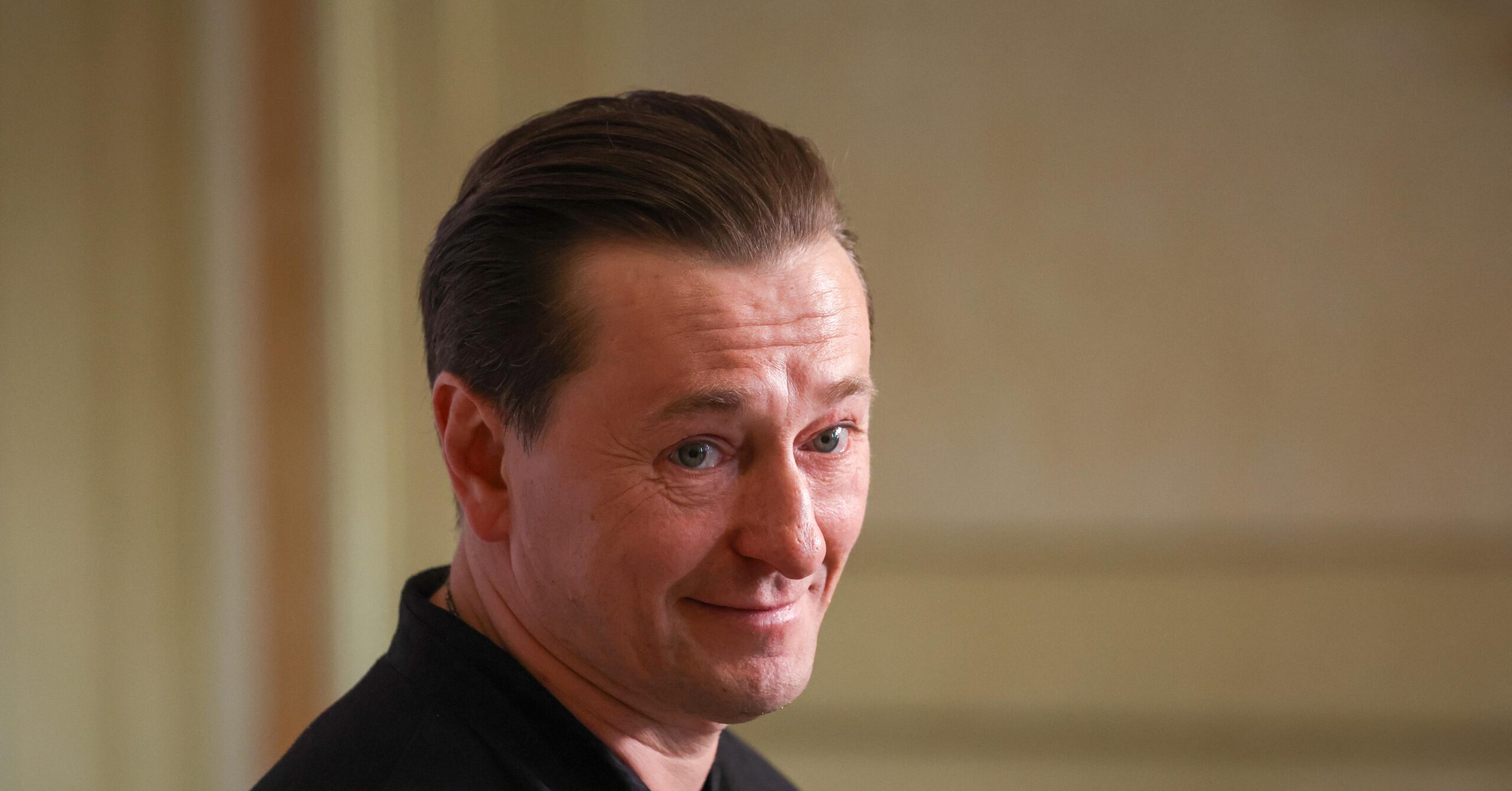 Сергей Безруков подал иск против продавца масок с его изображением.