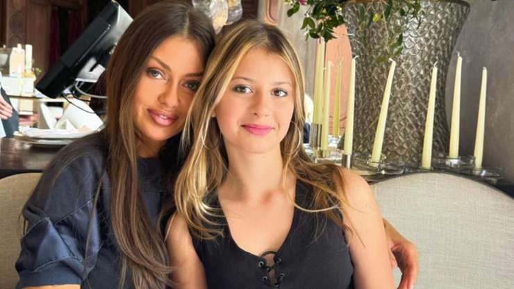 Дочь осуждает Боню за неуместное поведение.