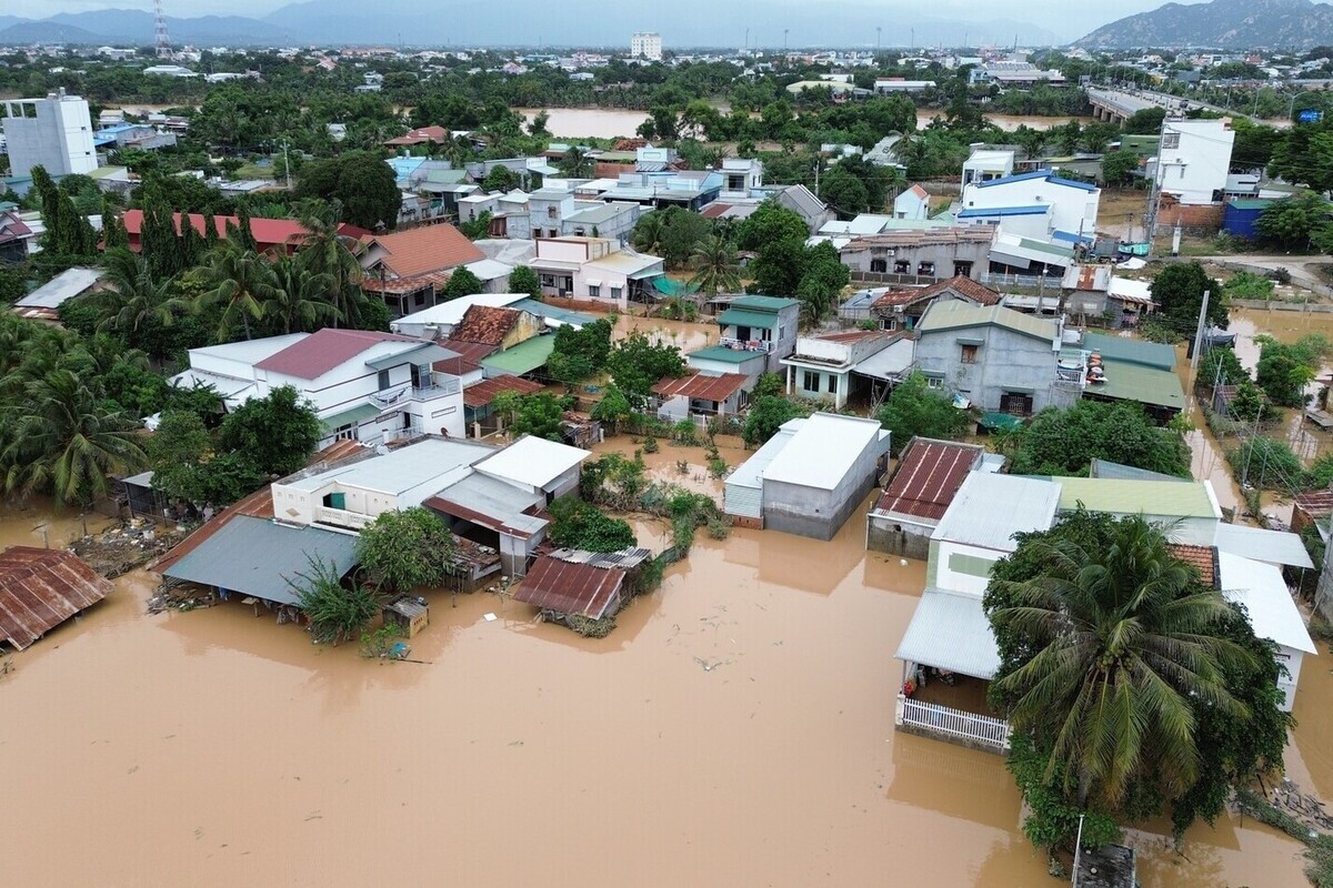 Российские мореплаватели выручили 40 людей во время наводнения в Вьетнаме