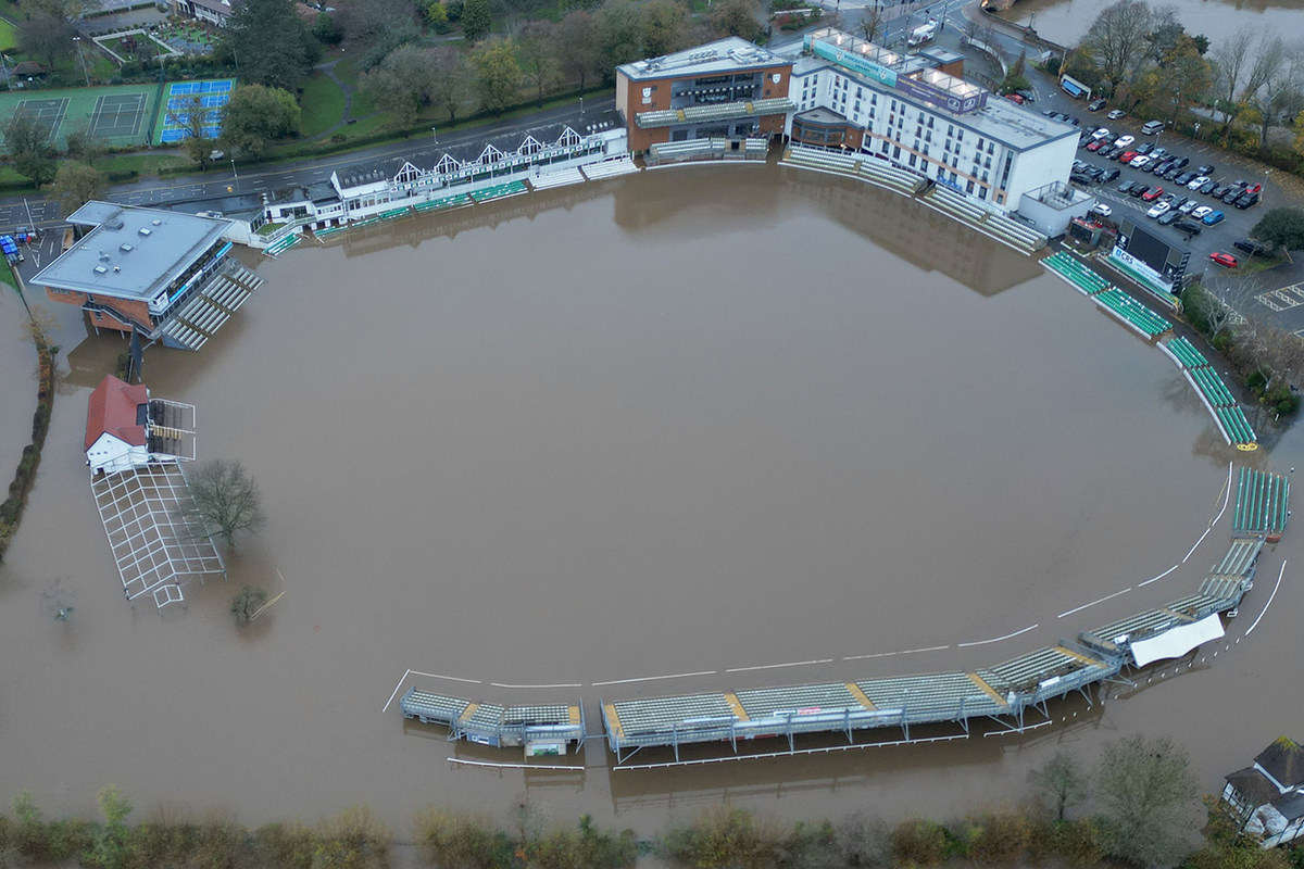 Шторм, парализовавший европейскую страну, открыл путь для рекордных холодов.