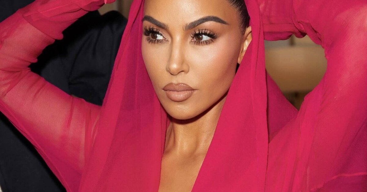 Ким Кардашьян в розовом полупрозрачном платье с plunging декольте позировала у статуи Христа-Искупителя в Бразилии.