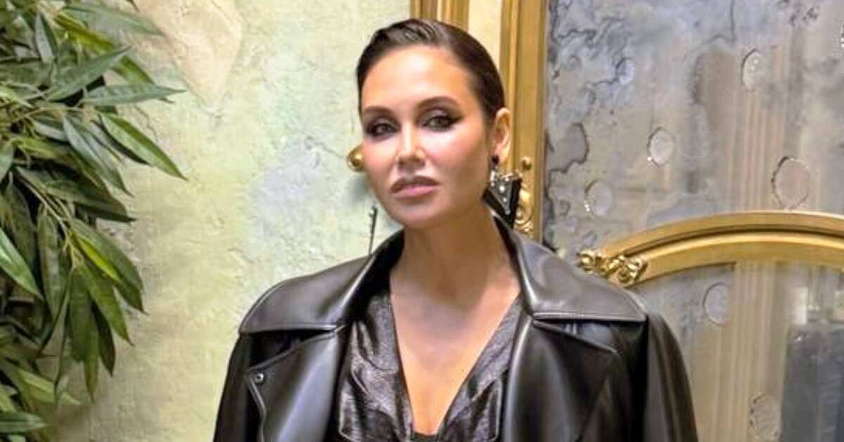 Ляйсан Утяшева рассказала, что смогла надеть платье, которое носила 10 лет назад.