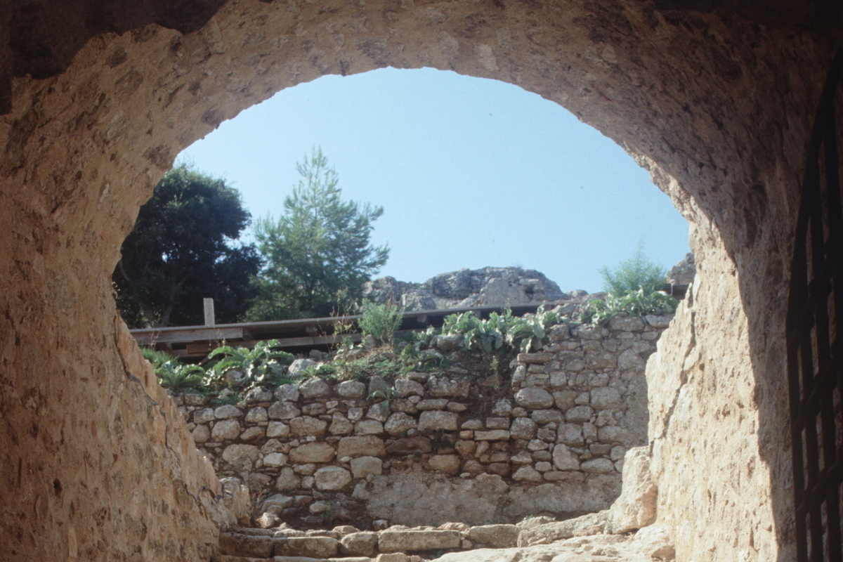 В Темрюкском районе отец запирает своих детей в подвале.