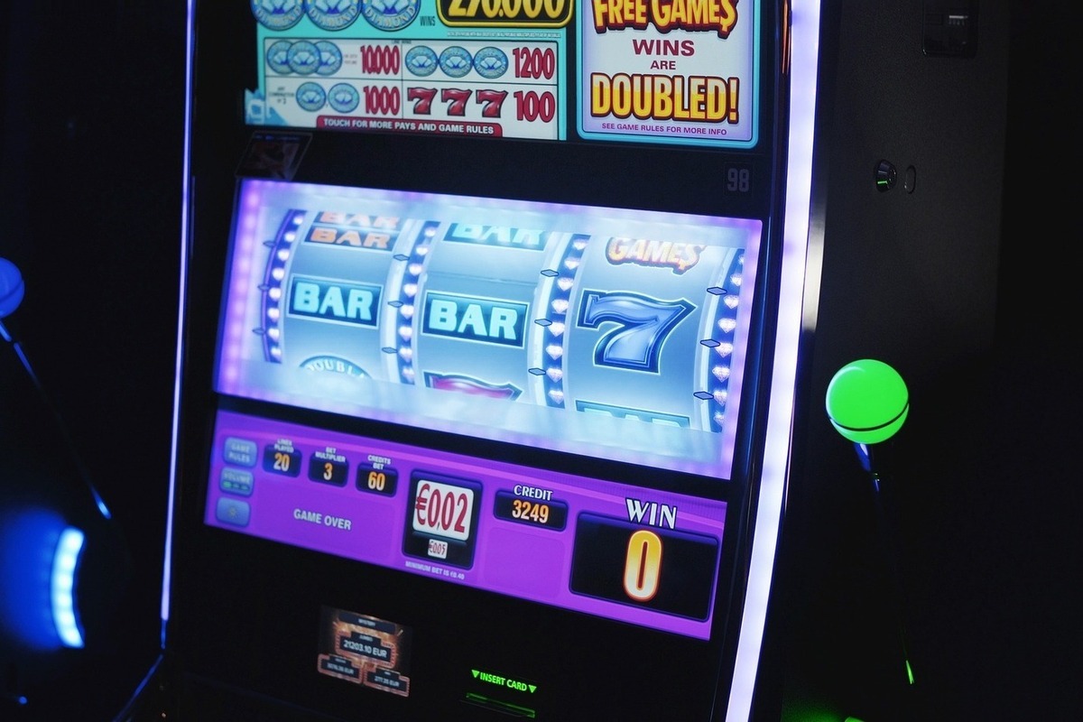 В Тобольске задержали заместителя начальника полиции по делу о коррупции и игорном бизнесе.