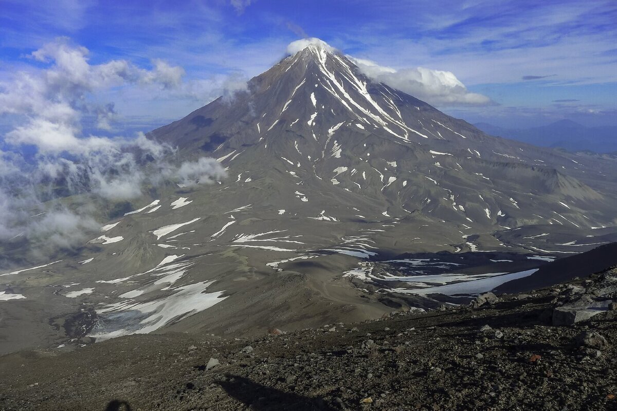 Шлейф ресуспендированного пепла возник над вулканом Камчатки