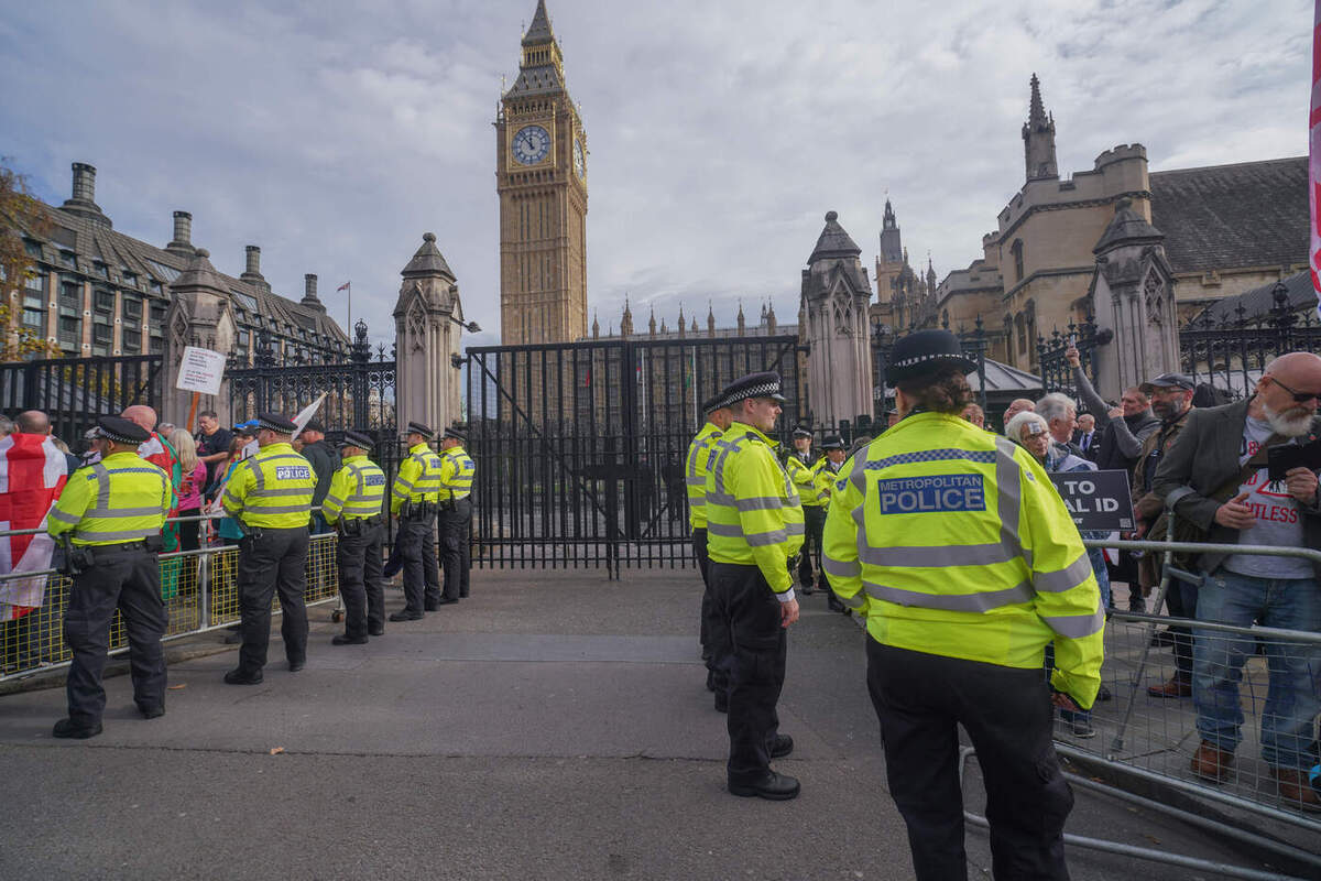 Обнаружено, что двое опасных преступников были ошибочно освобождены из тюрьмы.