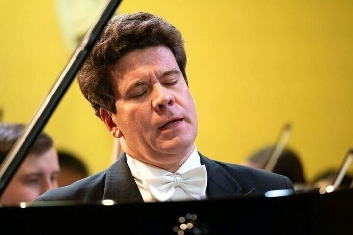 Пианист Денис Мацуев повредил руку в Китае.