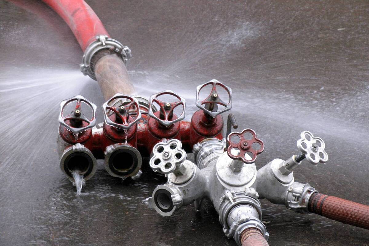 Полиция Гонконга принимает вызовы от граждан, застрявших в огненном окружении.