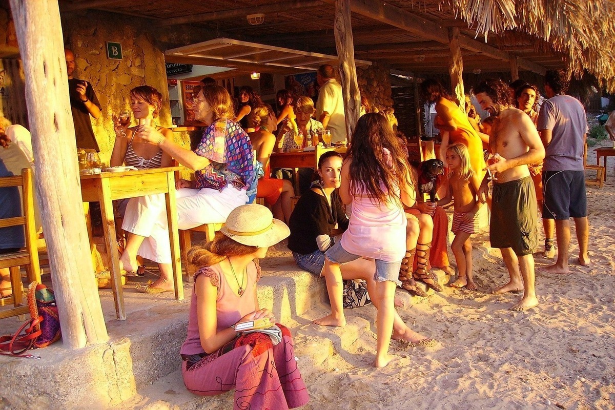 «Пистолет и рука на интимной зоне»: туристку изнасиловали на Ибице при помощи пальцев